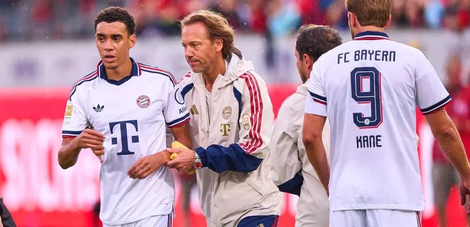 Jugadores del Bayern Múnich en el banquillo durante el partido