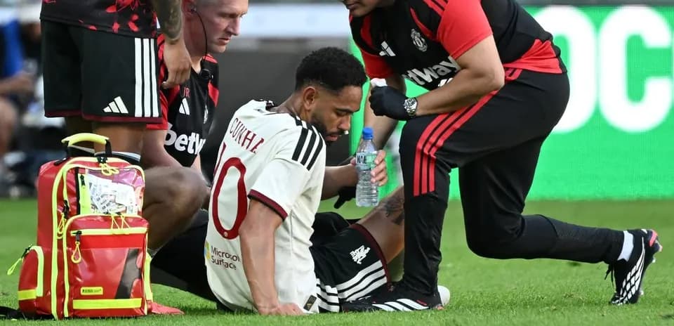 Jugador siendo atendido por el personal médico en el campo