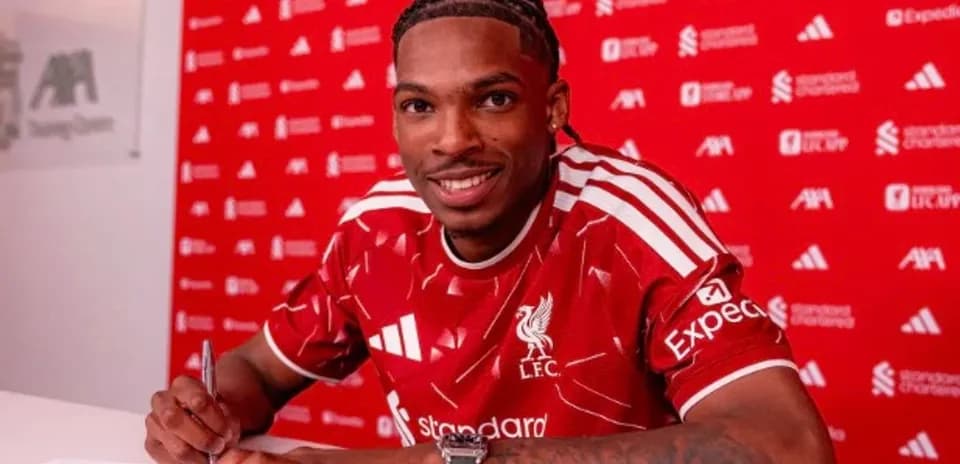 Jugador de Liverpool firmando contrato en rueda de prensa