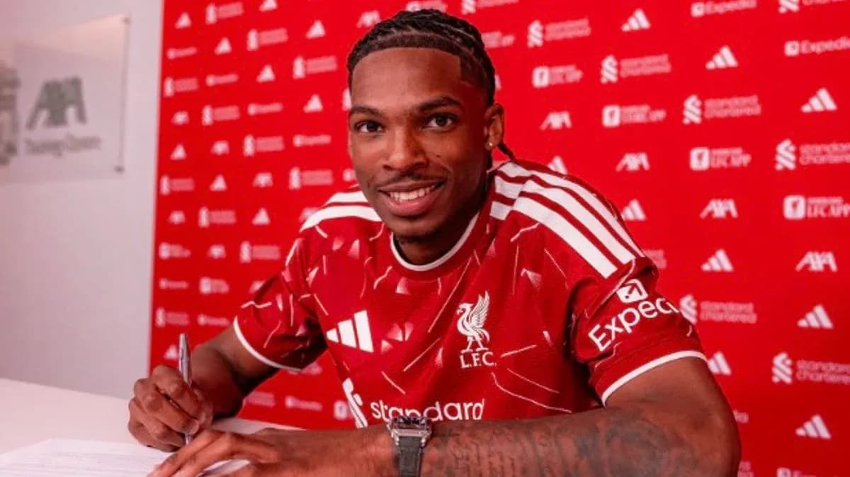 Jugador de Liverpool firmando contrato en rueda de prensa