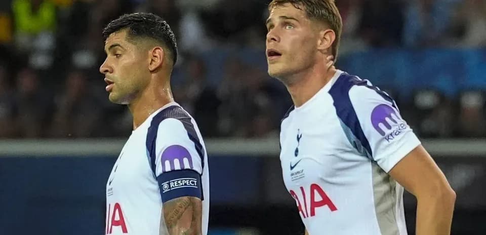 Dos jugadores de Tottenham en el campo durante partido