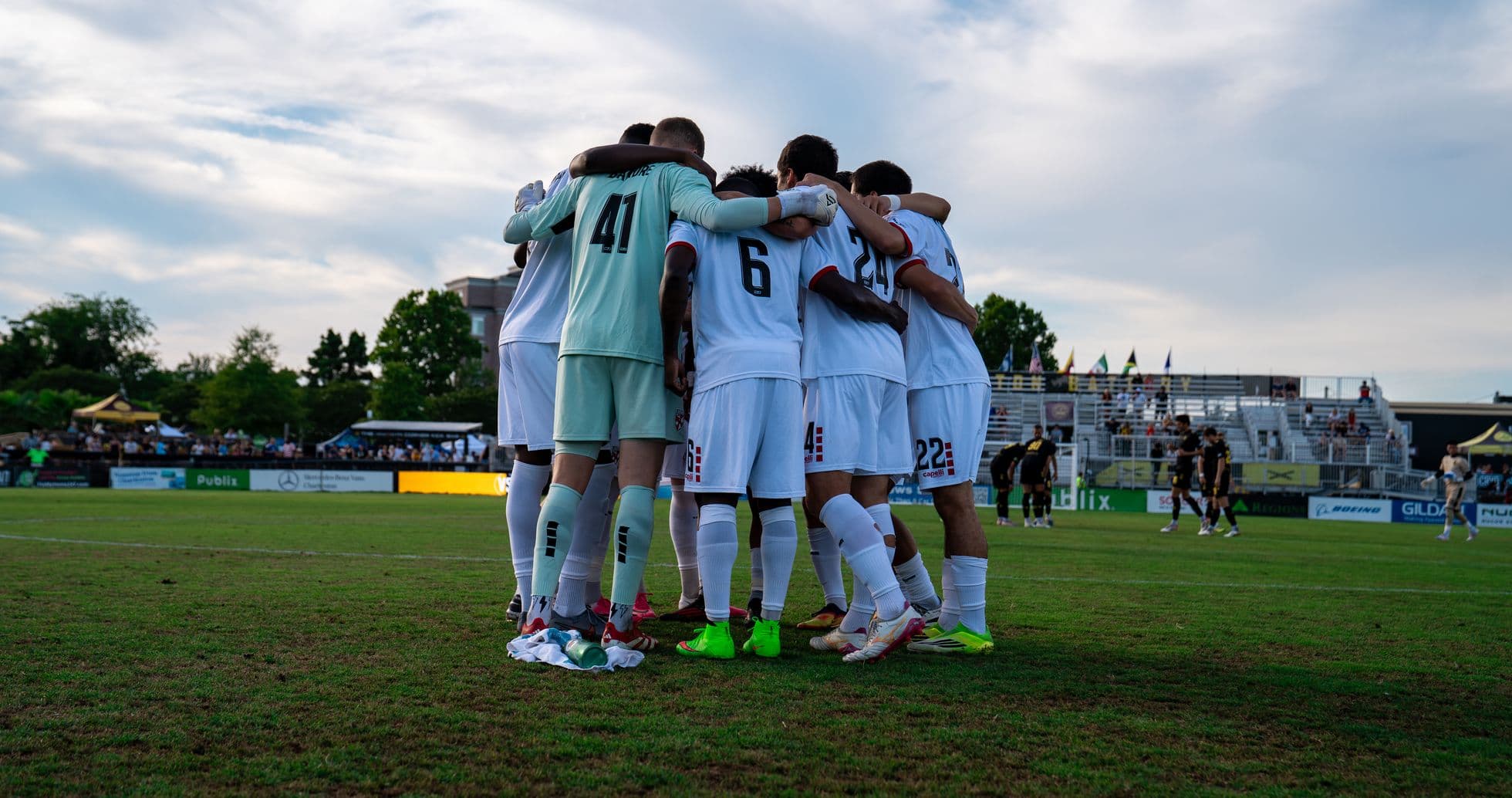 Equipo de fútbol en huddle antes del partido