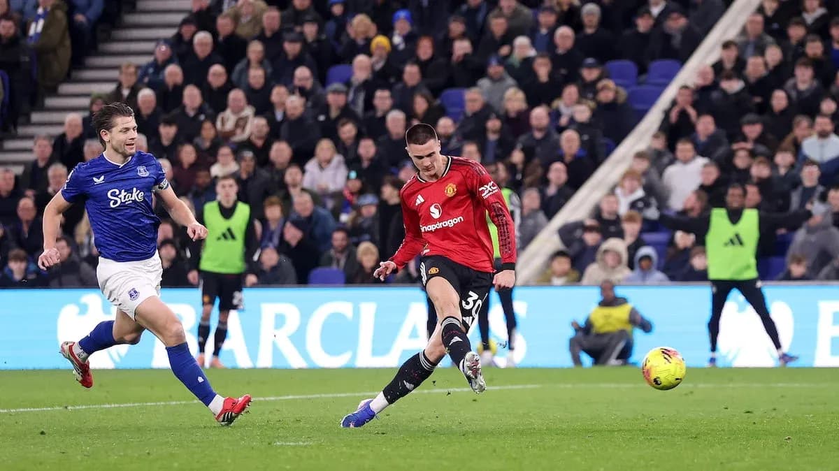 Jugador de Manchester United dispara a puerta