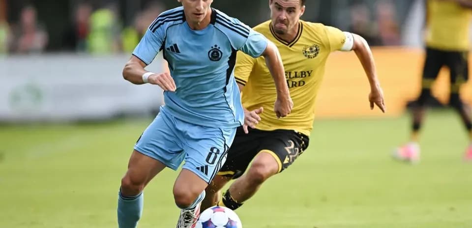 Jugador de Slovan Bratislava conduciendo el balón