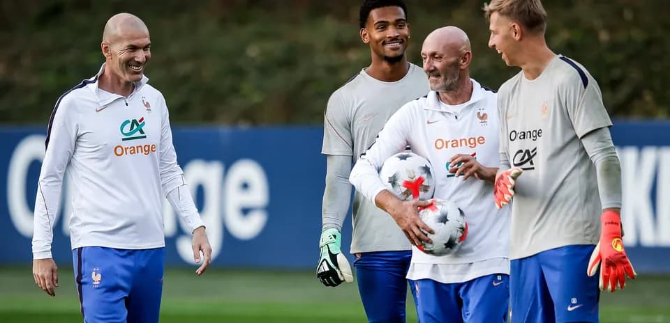 Entrenador y jugadores de Francia durante sesión de entrenamiento