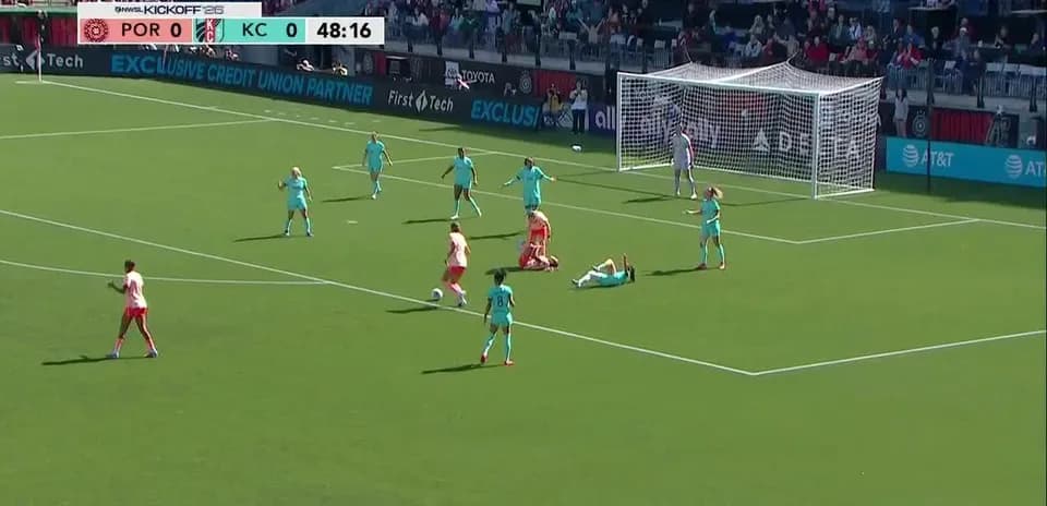 Jugadora del Kansas City W en acción contra Portland Thorns W