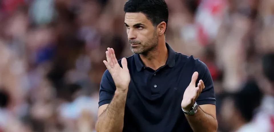 Entrenador aplaudiendo en el banquillo durante el partido