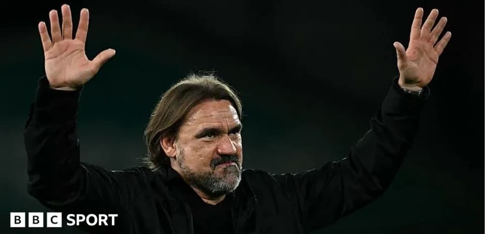 Entrenador levantando las manos en señal de agradecimiento