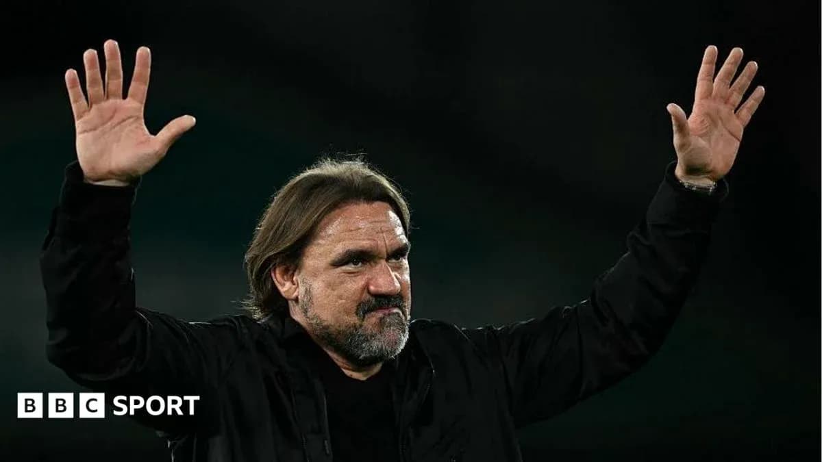 Entrenador levantando las manos en señal de agradecimiento