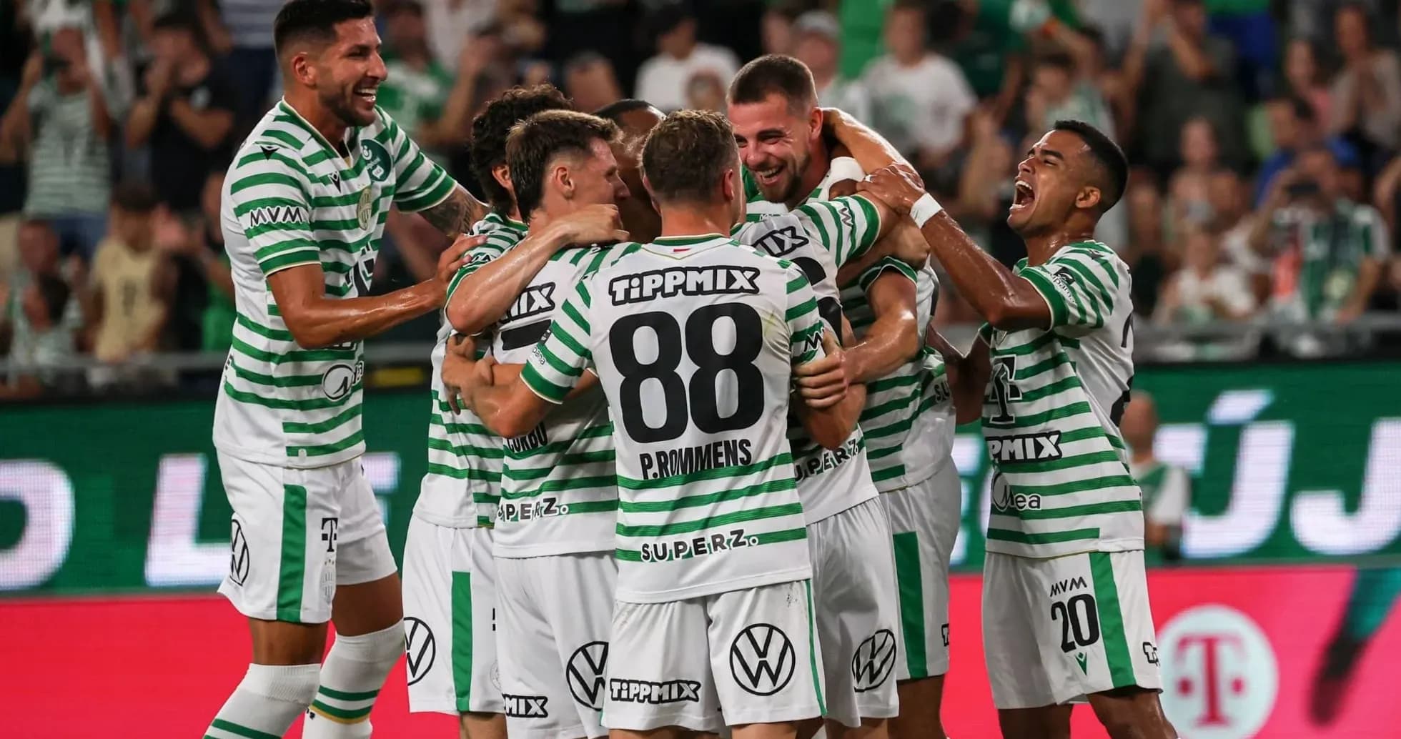 Jugadores de Ferencvarosi celebrando un gol