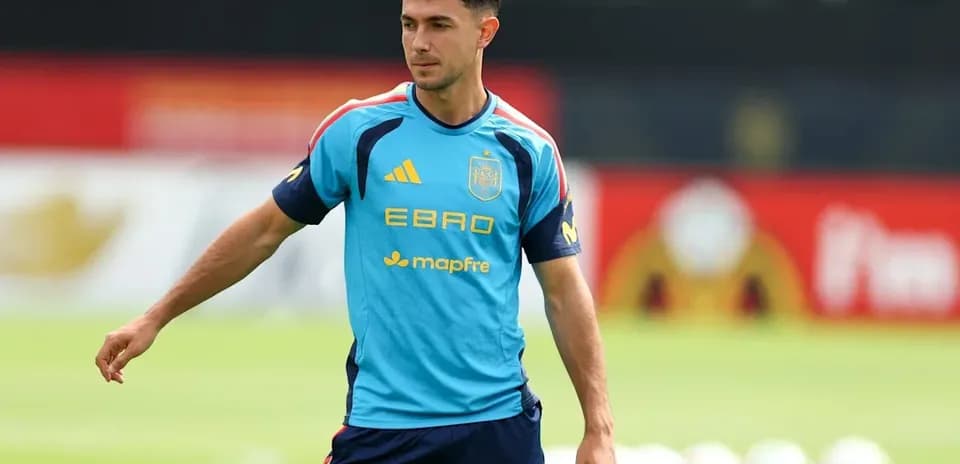 Jugador entrenando con camiseta de la selección española