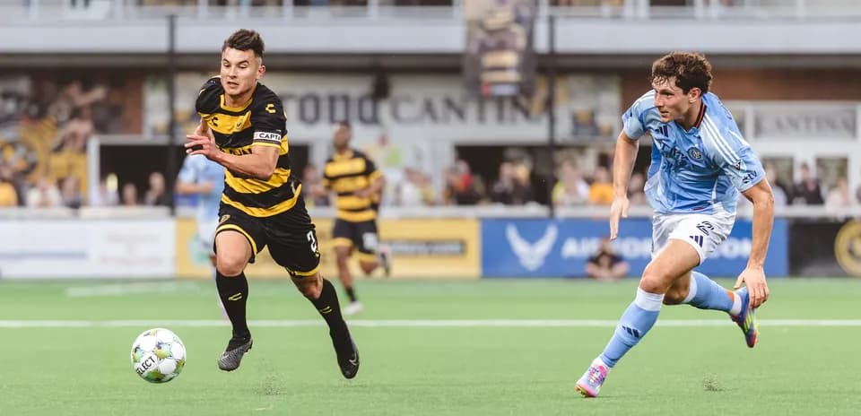 Jugador del Pittsburgh Riverhounds persiguiendo el balón