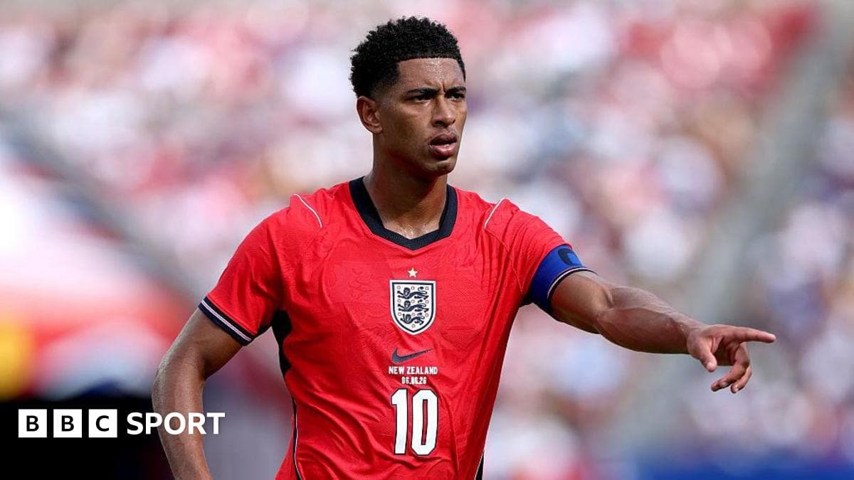 Jugador de Inglaterra señalando durante un partido