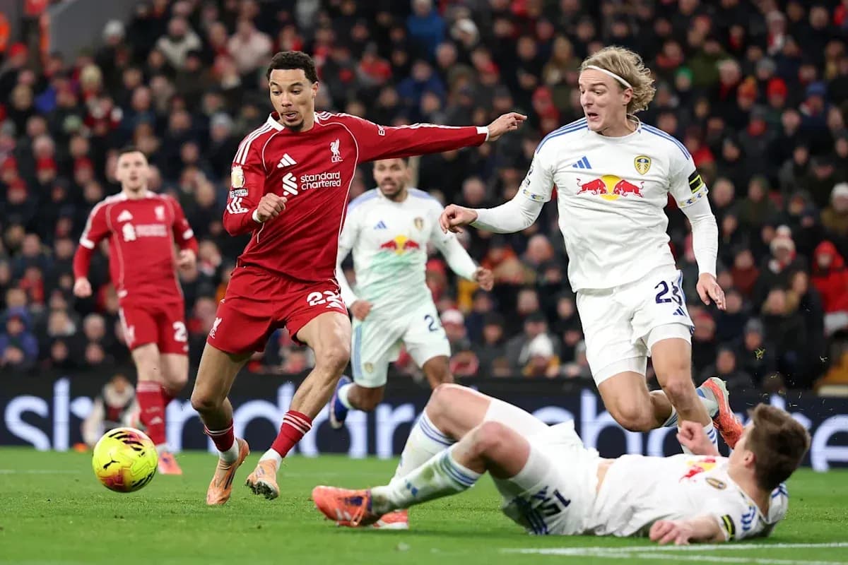 Jugadores de Liverpool y Leeds compitiendo por el balón