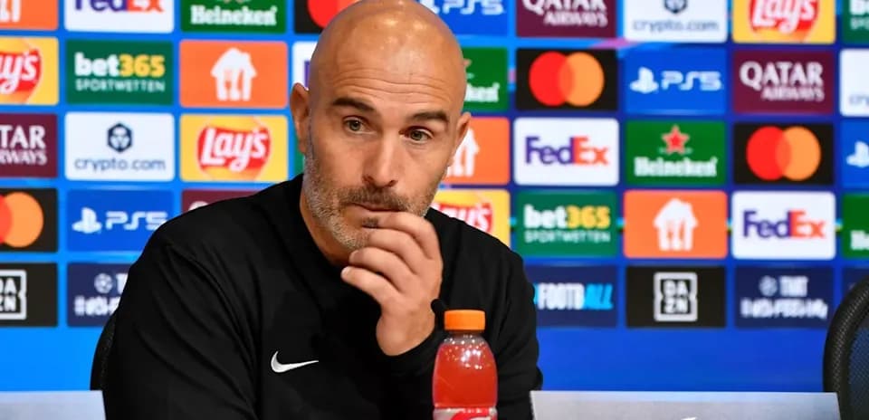 Entrenador en rueda de prensa de la Champions League