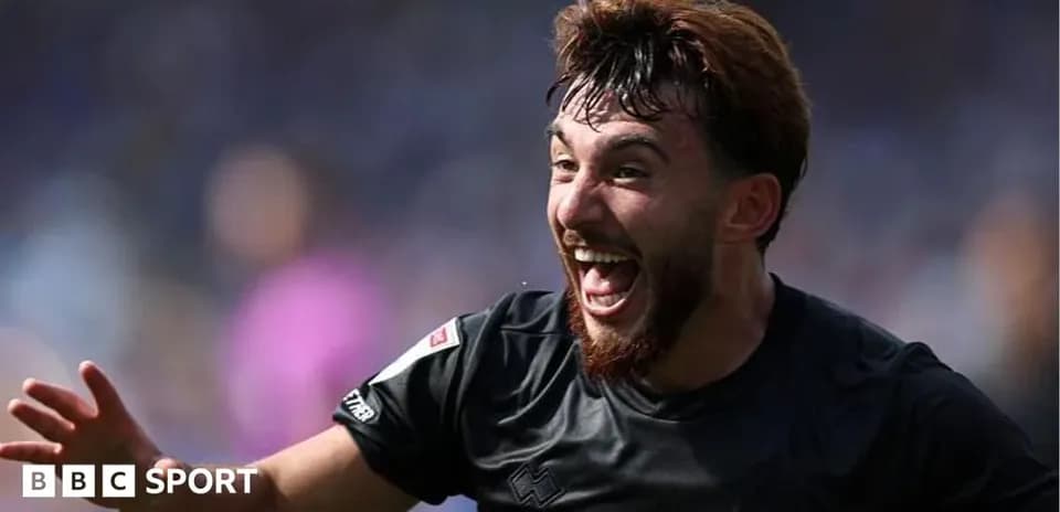 Jugador celebrando un gol en el partido