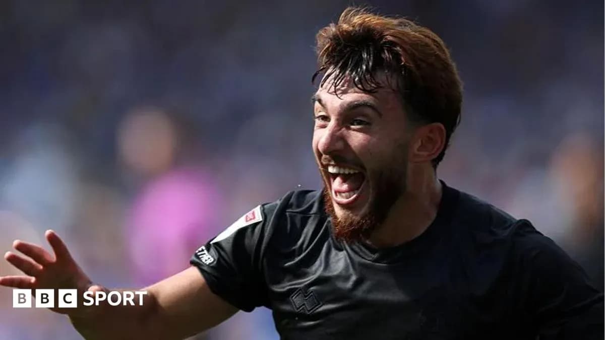 Jugador celebrando un gol en el partido