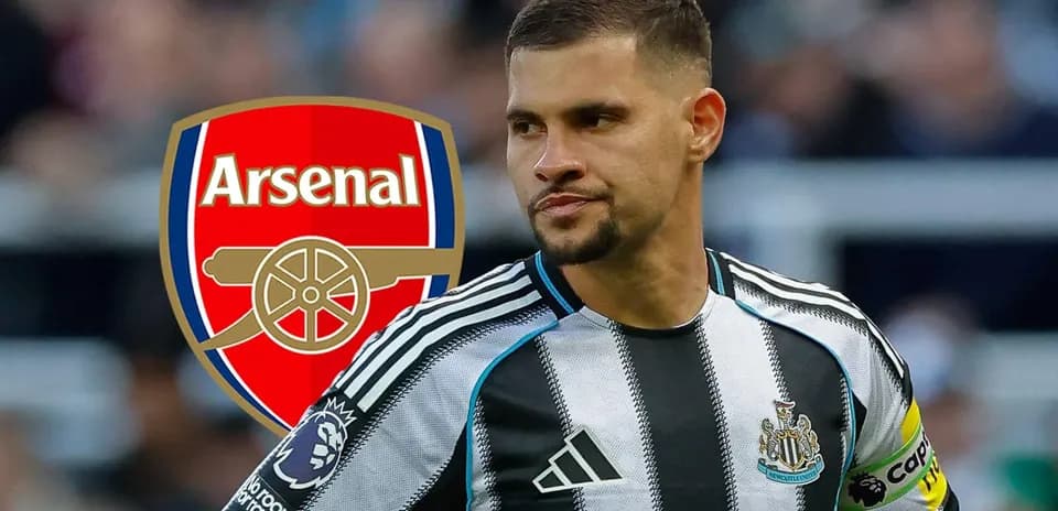 Jugador de Newcastle con el logo de Arsenal de fondo