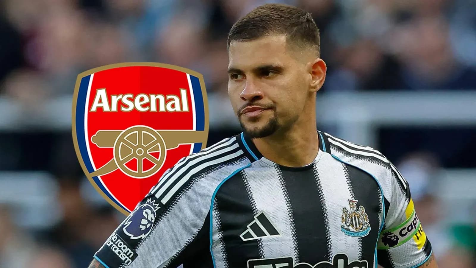 Jugador de Newcastle con el logo de Arsenal de fondo