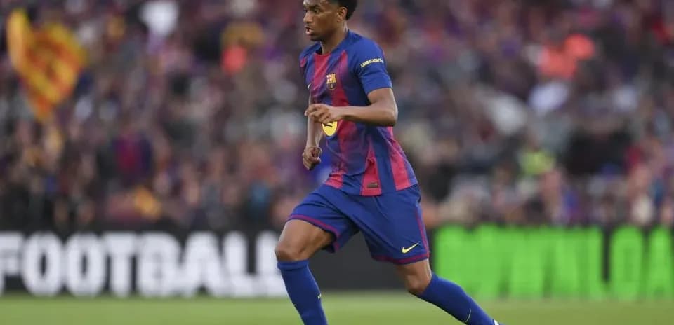 Jugador de Barcelona corriendo con el balón en el campo