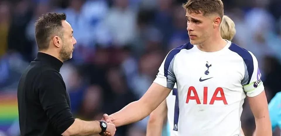 Entrenador saludando a jugador de Tottenham tras partido
