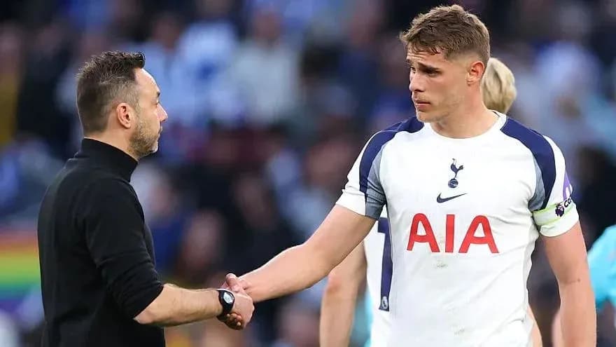 Entrenador saludando a jugador de Tottenham tras partido