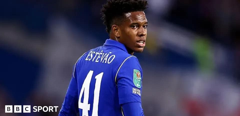 Jugador con camiseta azul mirando hacia atrás