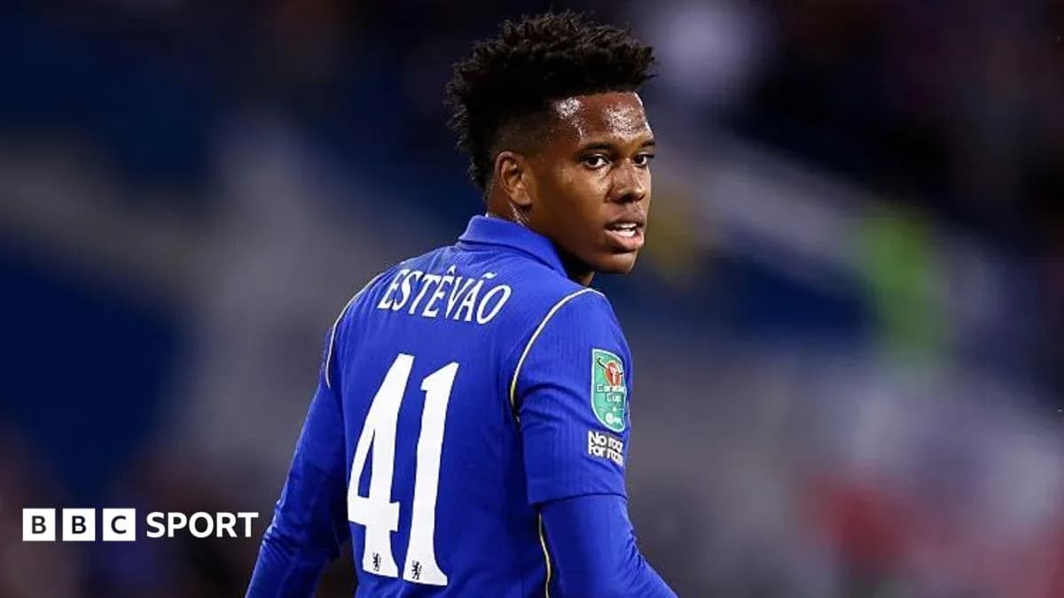 Jugador con camiseta azul mirando hacia atrás