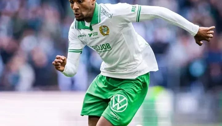 Jugador corriendo con balón durante un partido