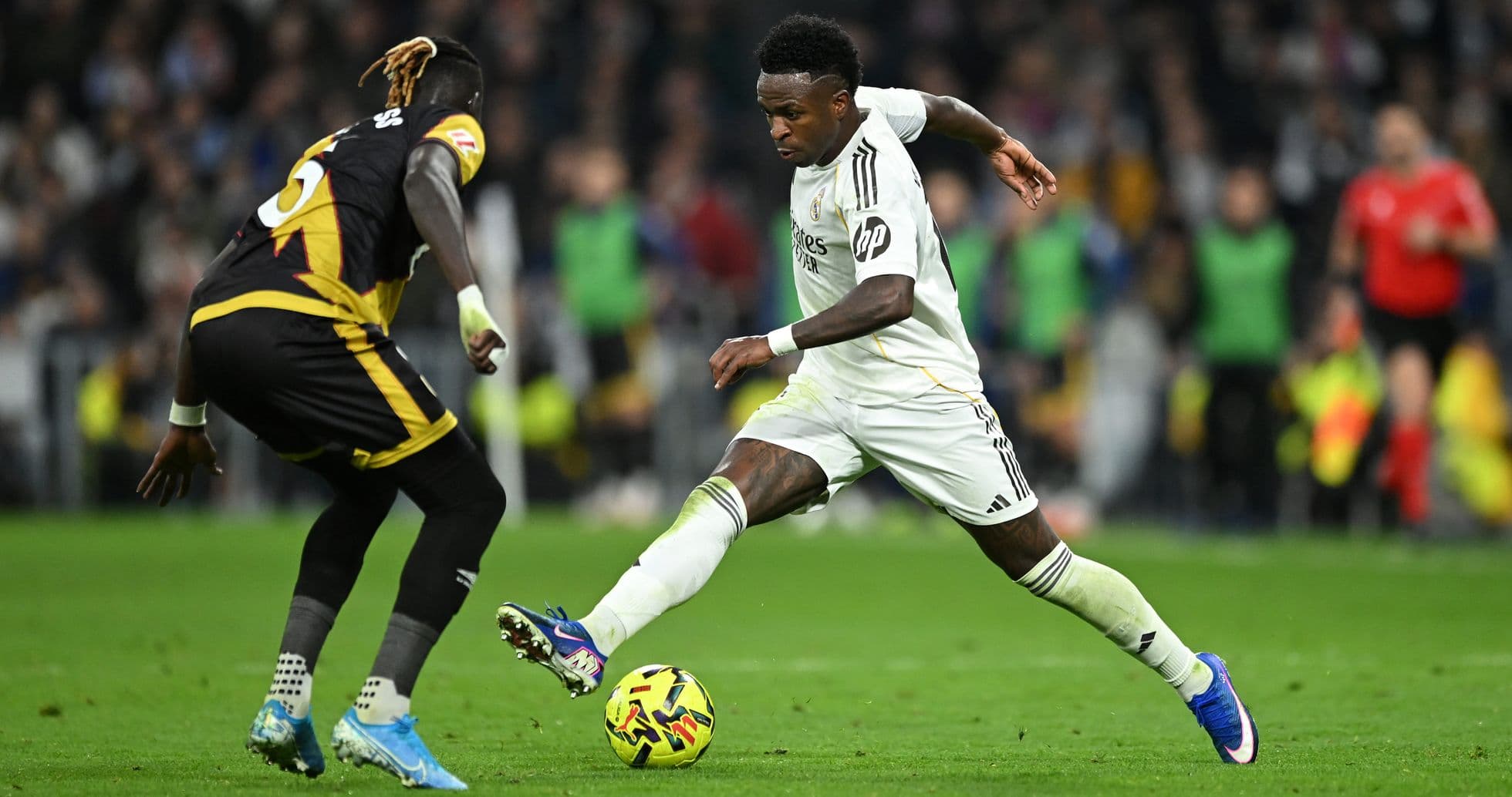 Vinícius Jr. dribbling durante el partido