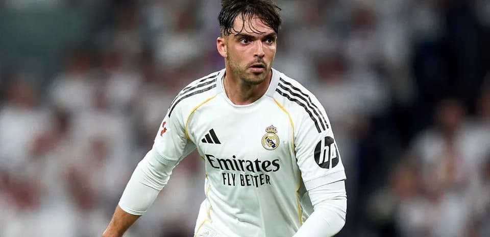 Jugador de Real Madrid corriendo durante el partido