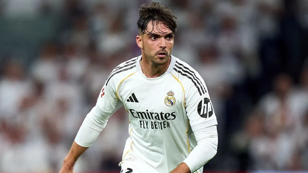 Jugador de Real Madrid corriendo durante el partido