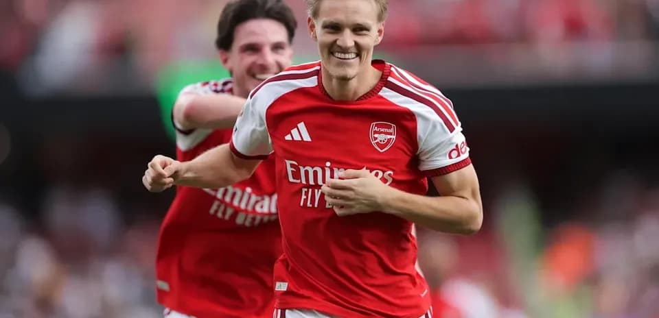 Jugador de Arsenal celebrando un gol en el estadio