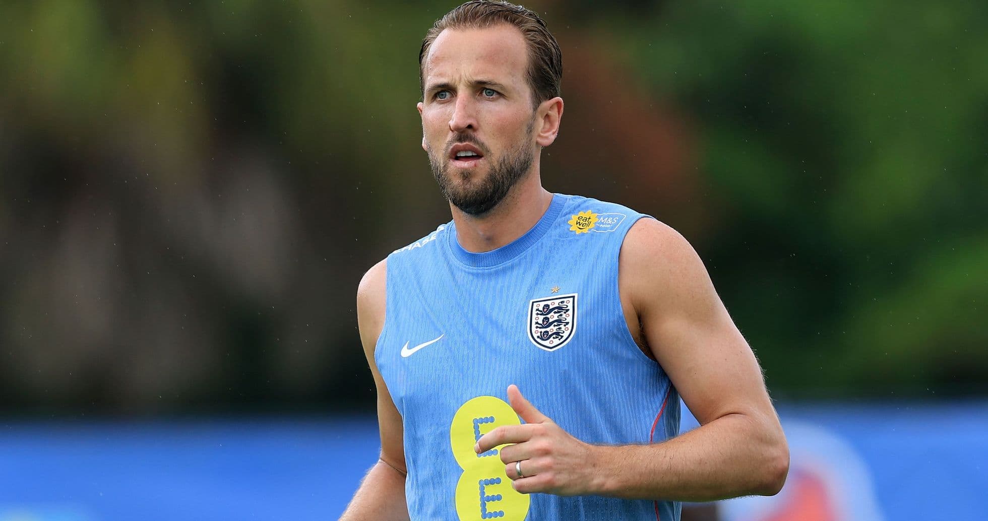 Jugador de Inglaterra corriendo durante sesión de entrenamiento