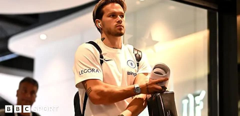 Jugador de Chelsea llegando con auriculares y bolso