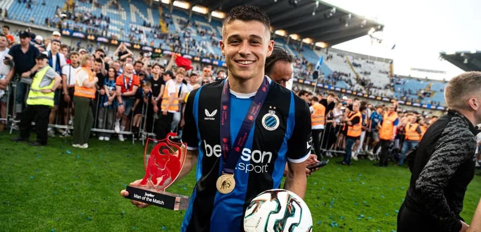 Jugador sosteniendo trofeo en celebración post-partido