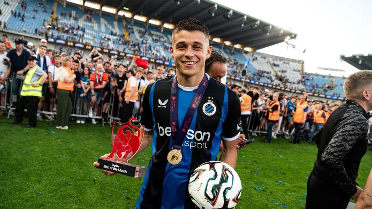 Jugador sosteniendo trofeo en celebración post-partido