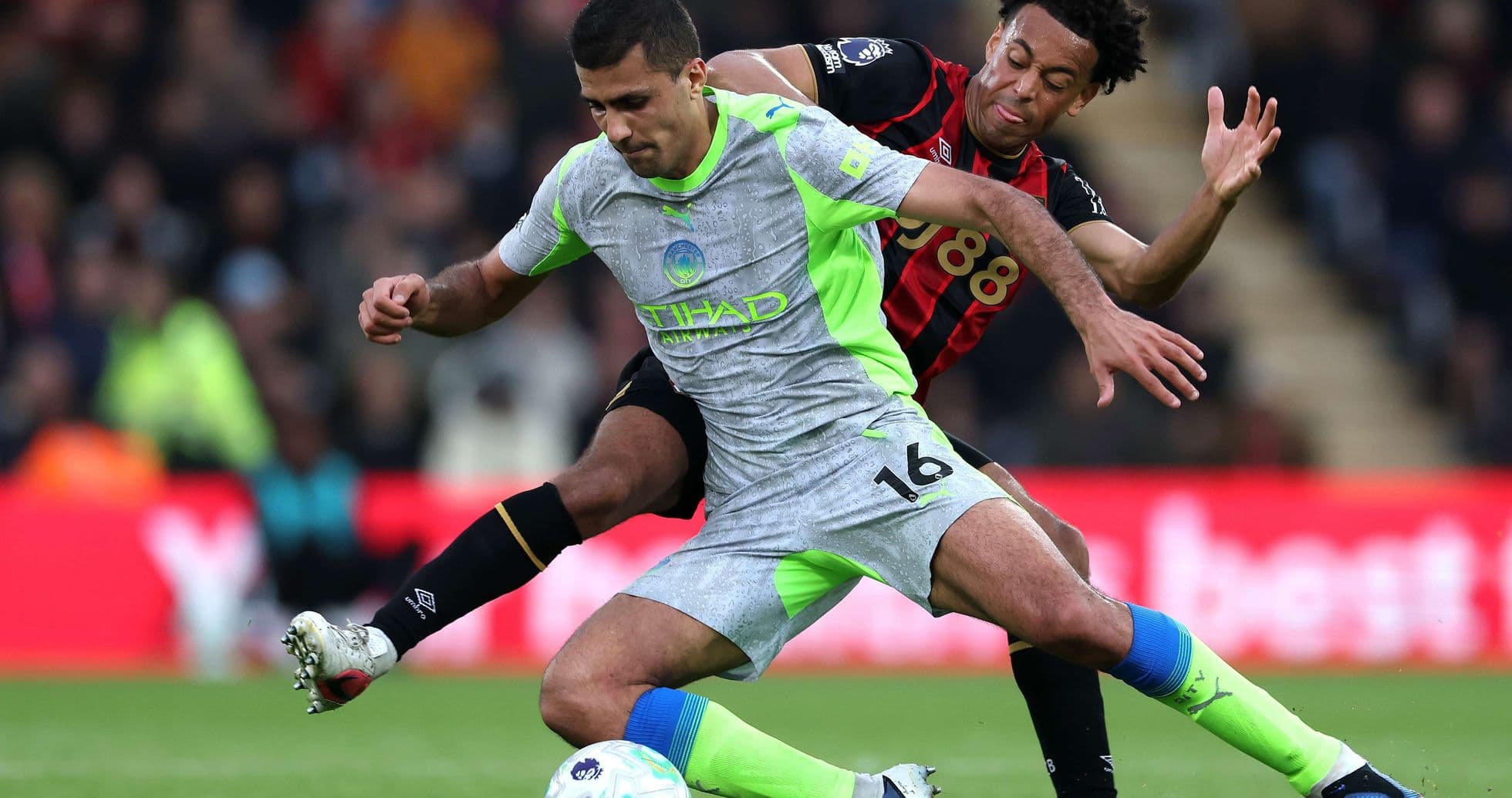 Jugador de Manchester City desafiando a oponente