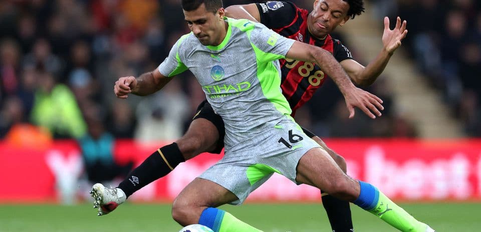 Jugador de Manchester City desafiando a oponente