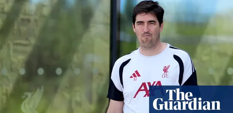 Entrenador de Liverpool caminando hacia el centro de entrenamiento