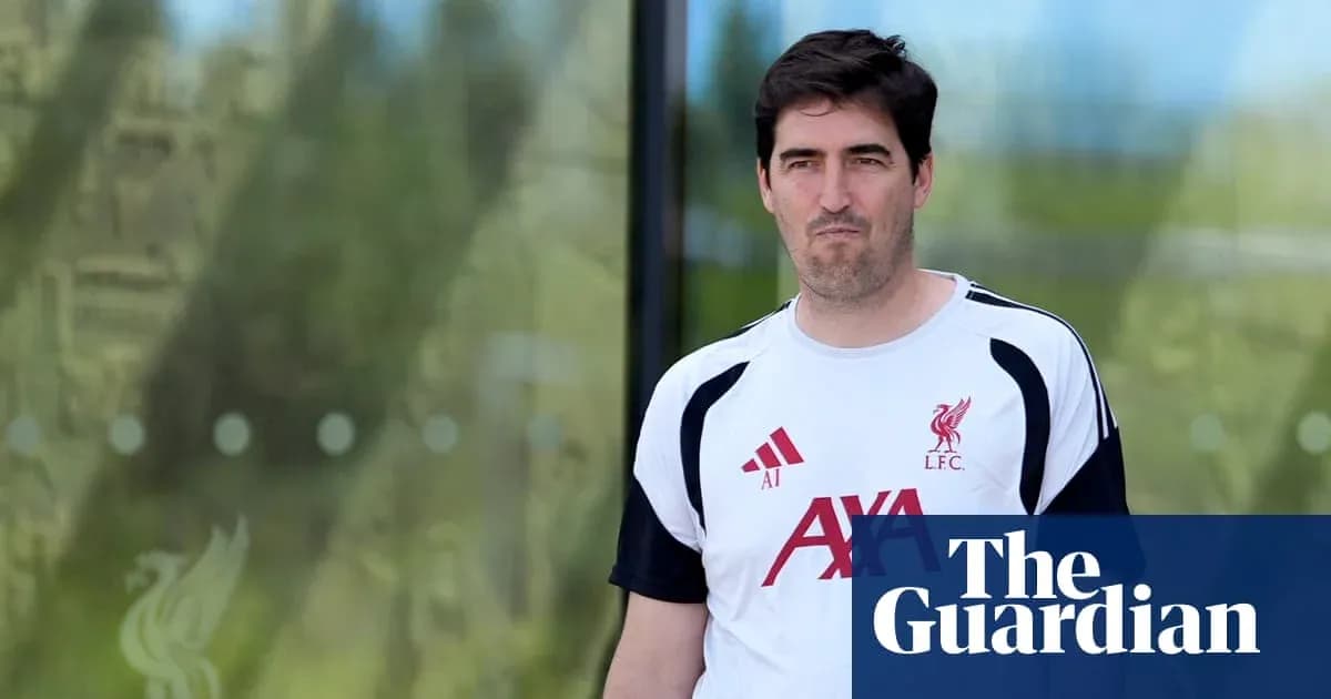 Entrenador de Liverpool caminando hacia el centro de entrenamiento
