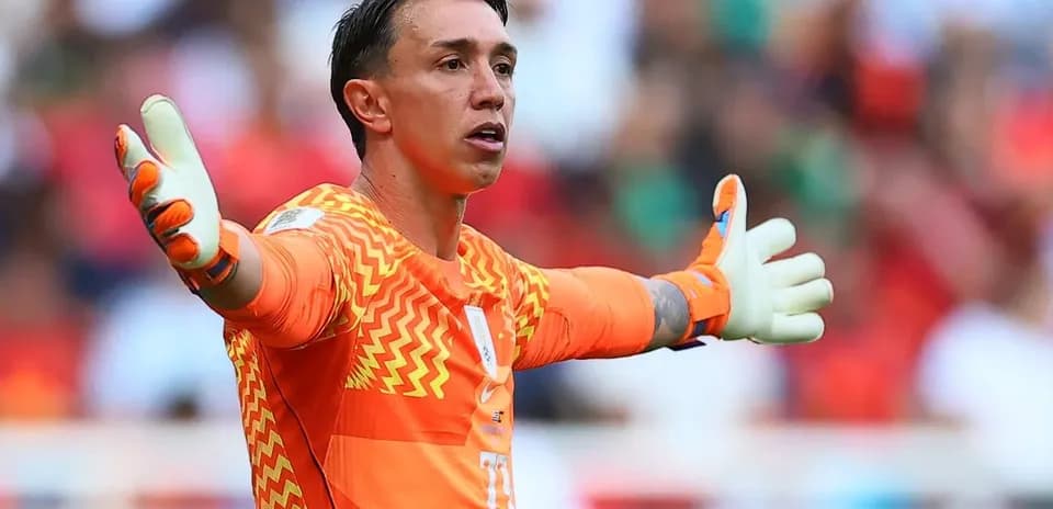 Portero gesticulando durante el partido de fútbol