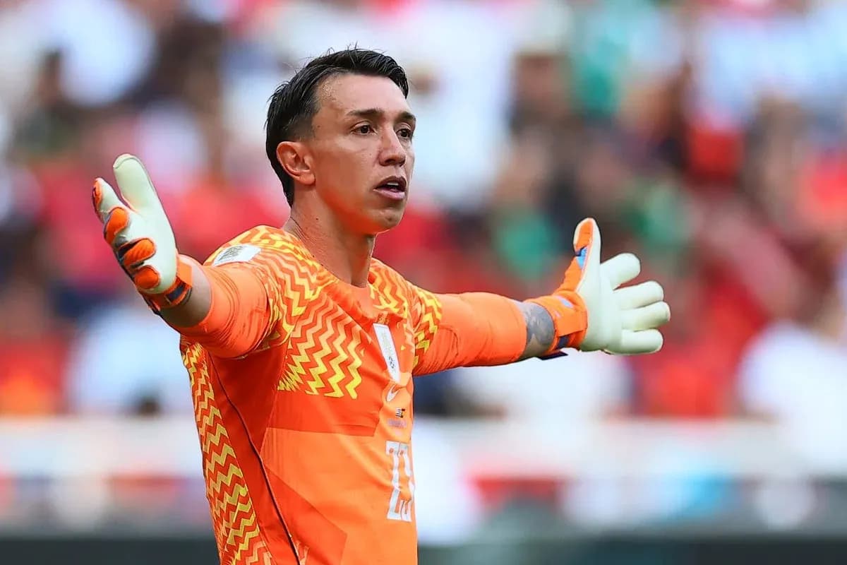 Portero gesticulando durante el partido de fútbol