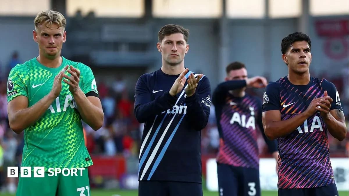 Jugadores de Tottenham aplaudiendo tras el partido