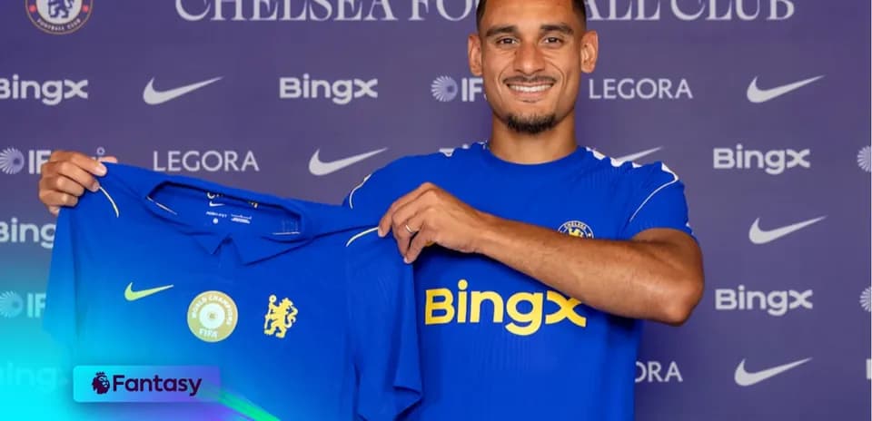 Jugador de Chelsea mostrando su camiseta nueva