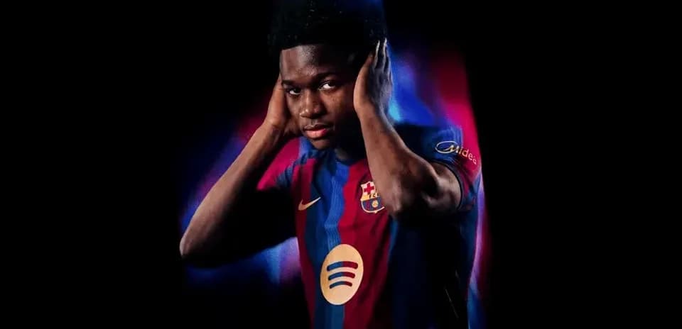 Jugador de Barcelona con camiseta, posando en estudio