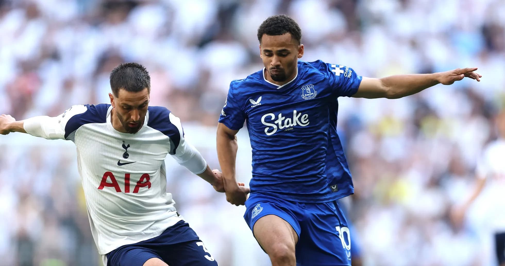 Jugador de Tottenham y Everton luchando por el balón