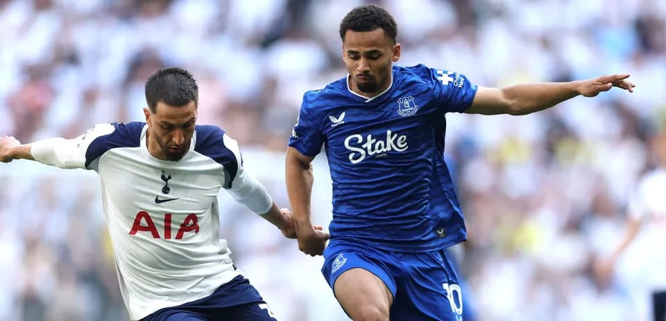 Jugador de Tottenham y Everton luchando por el balón