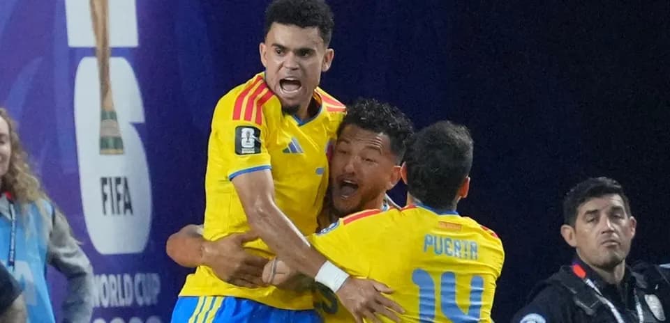 Jugadores celebrando un gol en partido de fútbol