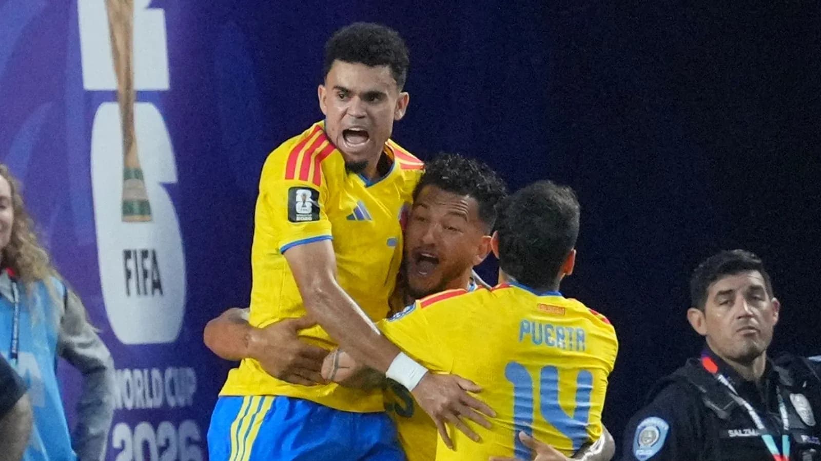 Jugadores celebrando un gol en partido de fútbol